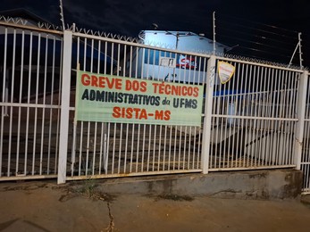 SISTA-MS instala faixas em apoio à greve dos Trabalhadores Técnico-Administrativos da UFMS