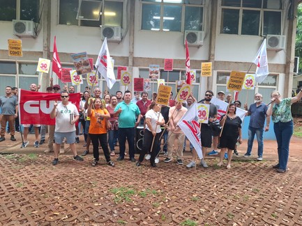 SISTA-MS realiza caminhada pela UFMS em defesa dos Técnicos-Administrativos