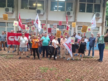 SISTA-MS realiza caminhada pela UFMS em defesa dos Técnicos-Administrativos