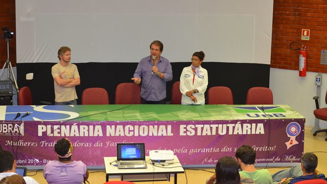 Abertura da plenária contempla a atual luta das mulheres no Brasil