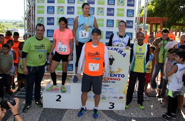 Servidora Jackeline recebendo a medalha de campeã na prova de 5 km