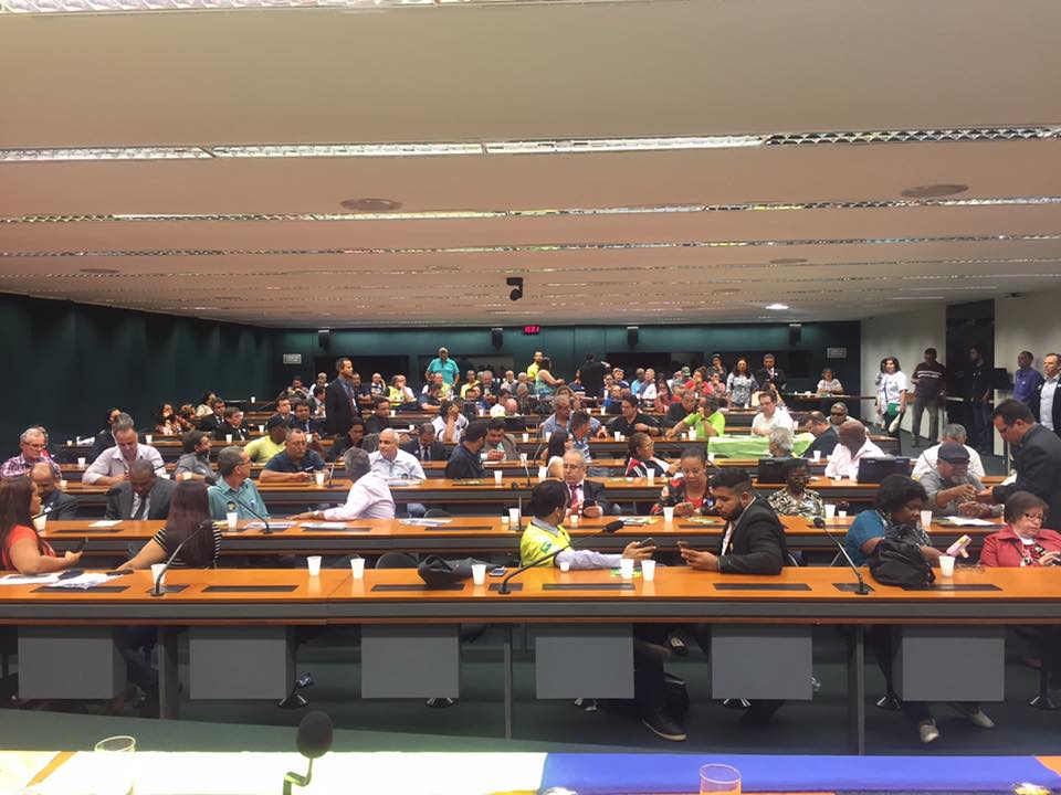 Sessão para votar o projeto continua nesta terça-feira