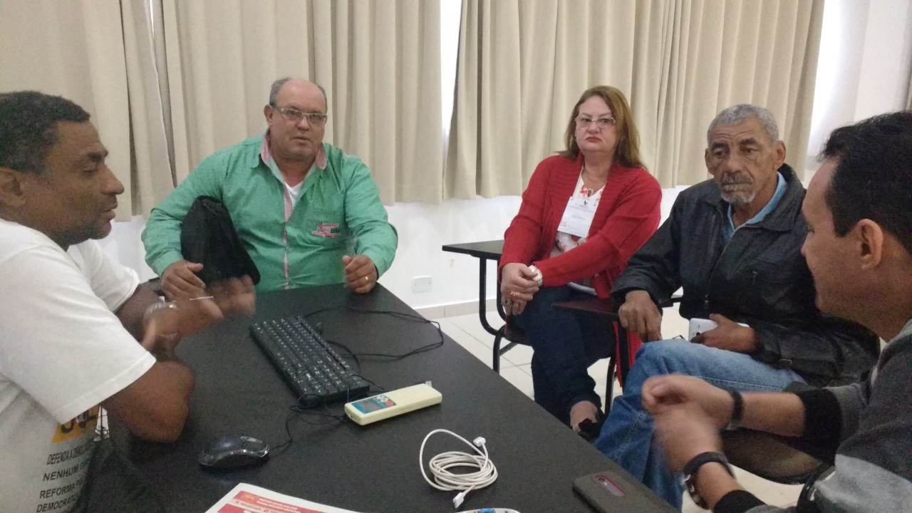 Comissão organizadora em reunião durante congresso