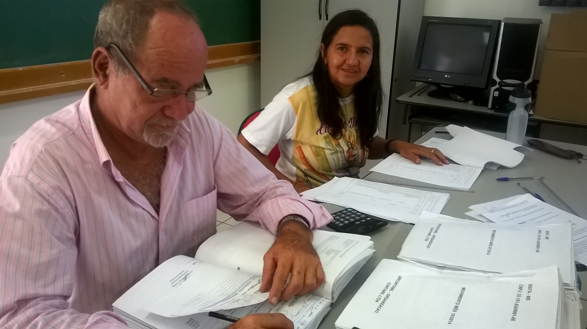 Mário “Popai” e Edy Pereira, membros do Conselho Fiscal, durante trabalho de análise da movimentação financeira e contábil do SISTA