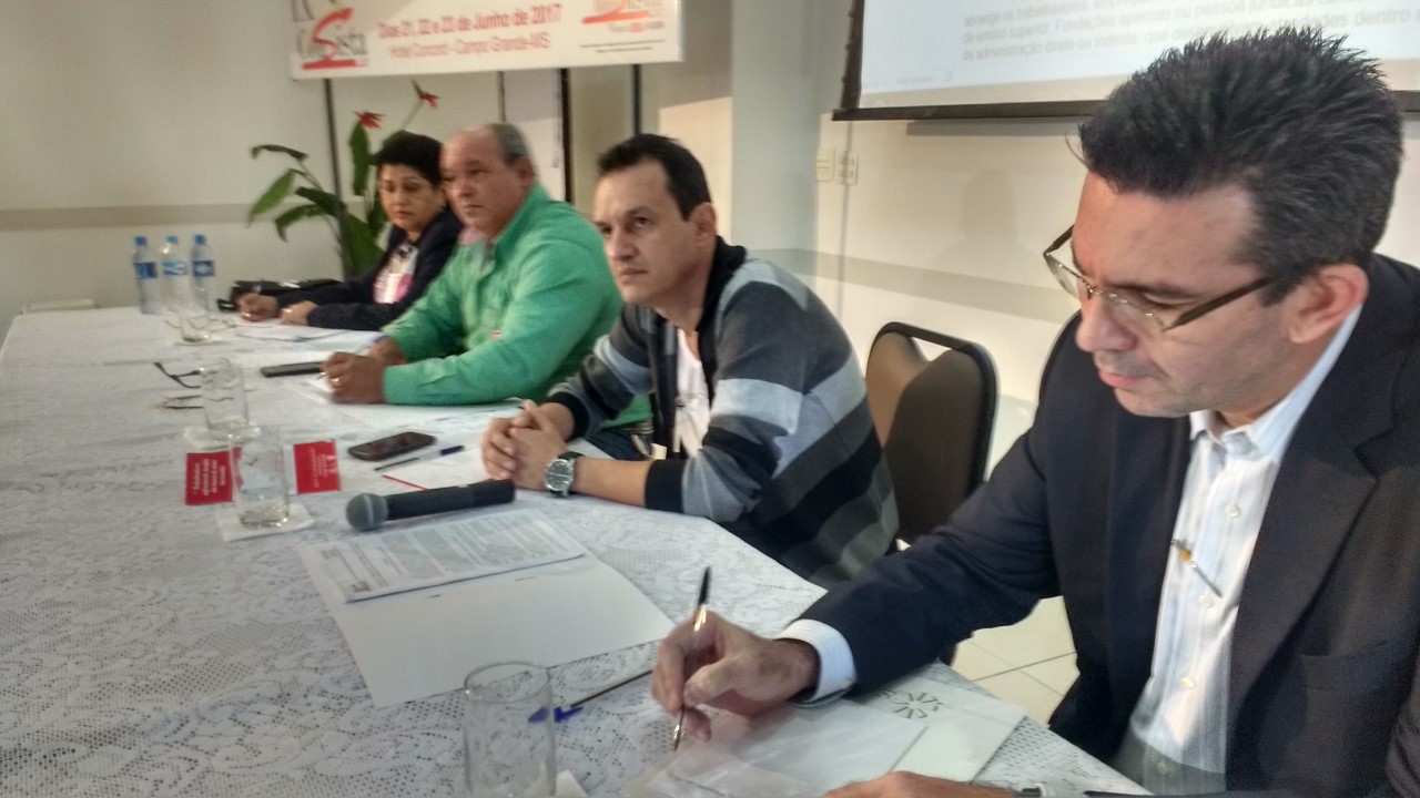 Vista da mesa e plenária no II CONSISTA durante votação na manhã desse dia 23