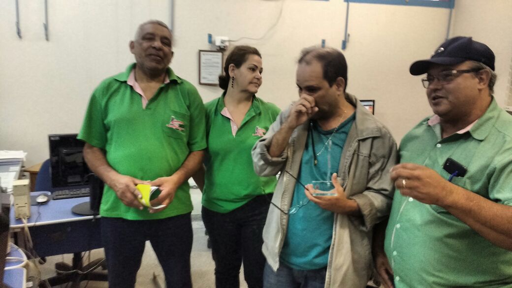 Alex Queiroz recebe homenagem e não contém as lágrimas