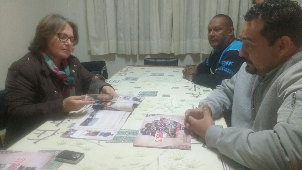 Angela Plotzki, de Dourados, recebemdo o troféu de reconhecimento