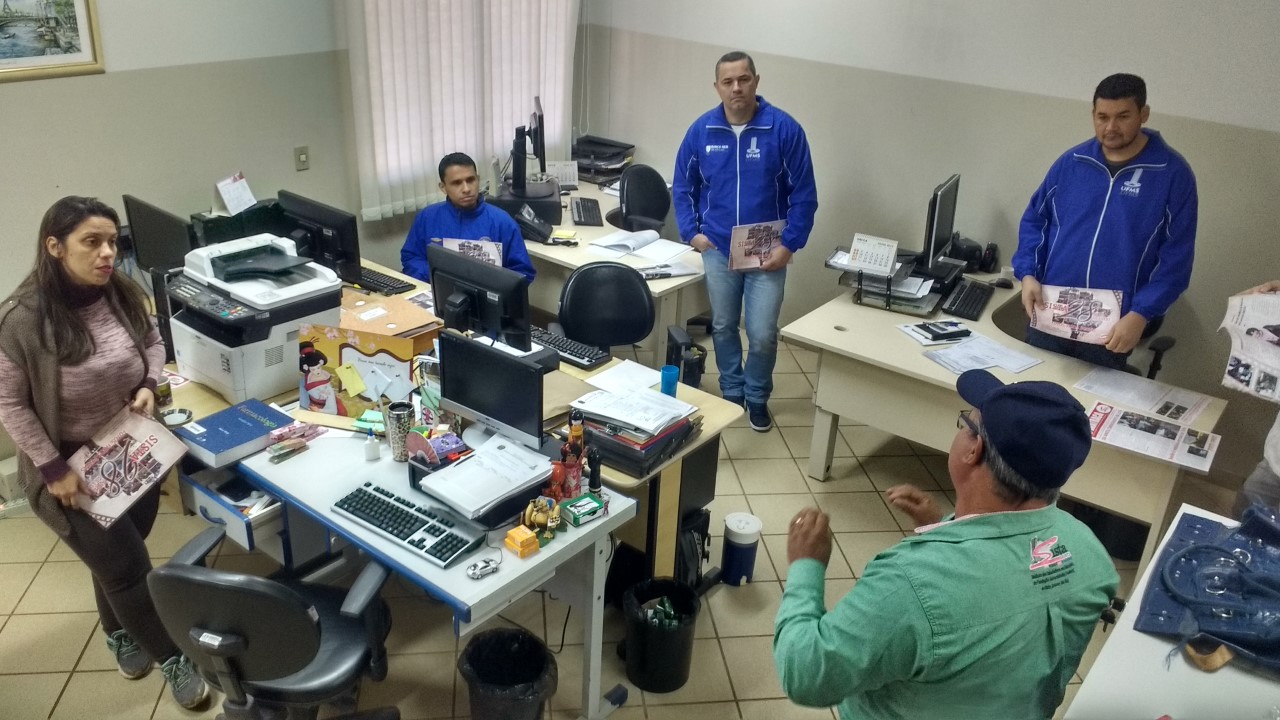 Em Coxim, reunião e entrega da publicação especial