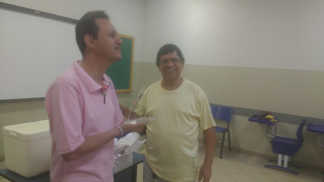 Eraldo Brum Ribeiro recebendo troféu de Márcio Saravi