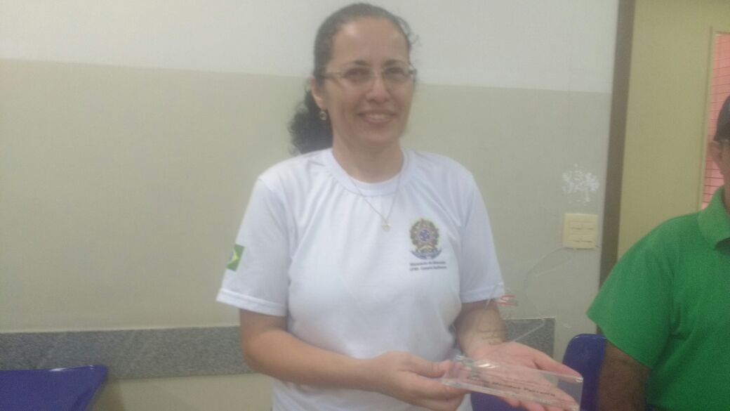 Ercília Mendes Ferreira com seu troféu de reconhecimento