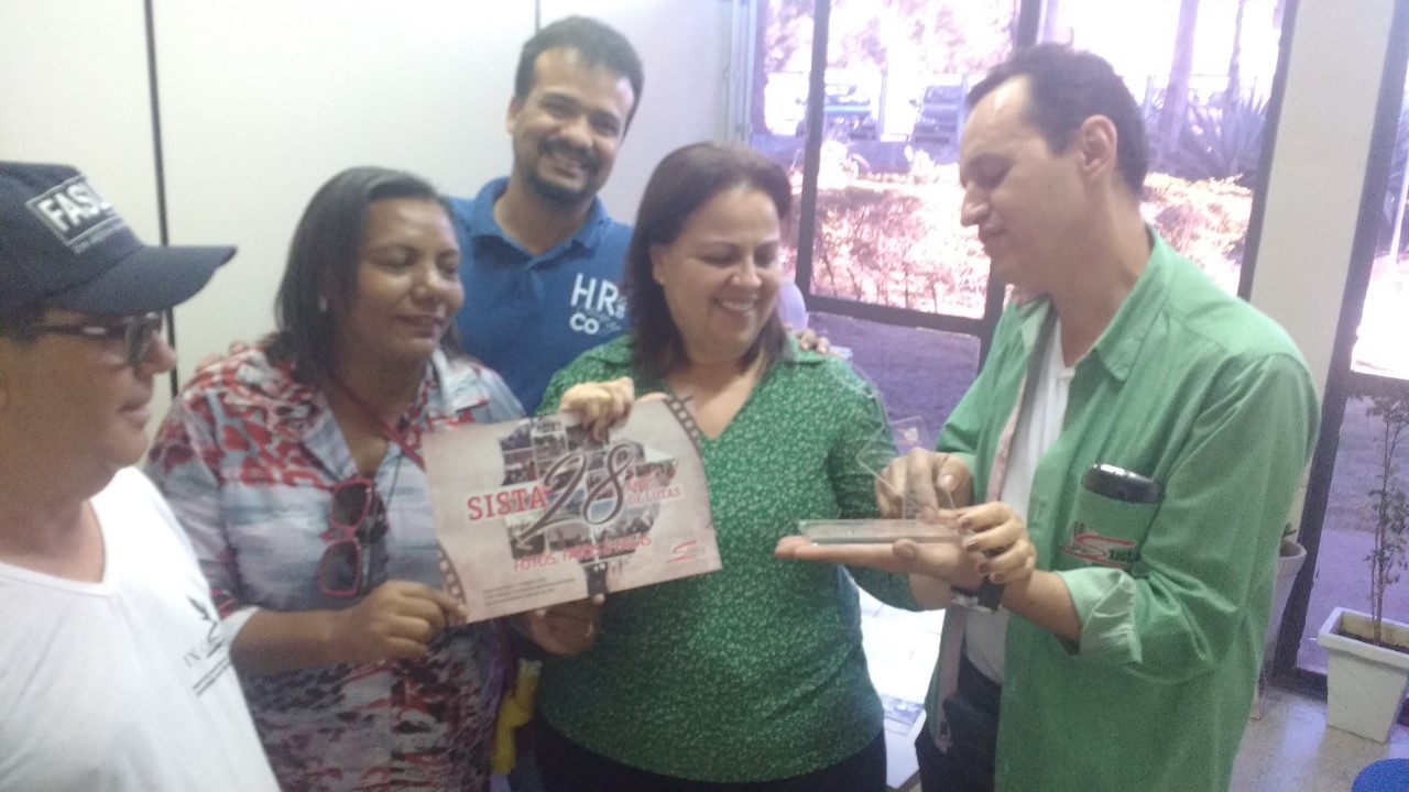 Eunice Almeida recebendo homenagem pela trajetória em Corumbá