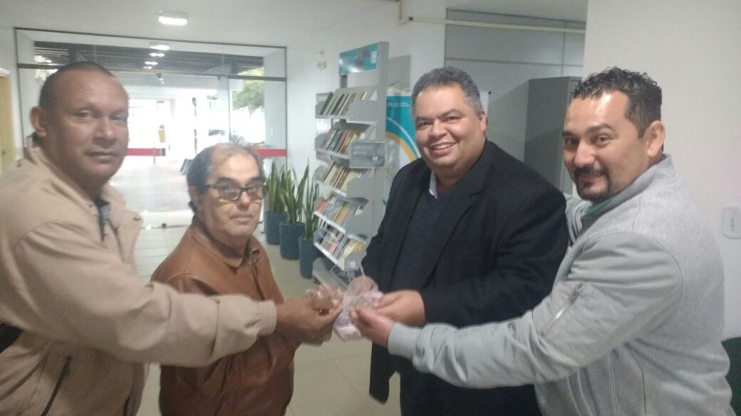 Franz Mendes nno momento em que era homenageado por Tatinha, Joaquim e Guga