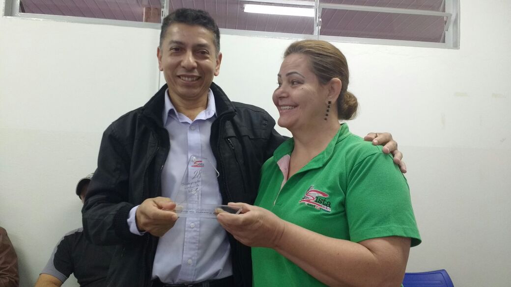 Gerson recebendo homenagem de Sônia Santa Rosa