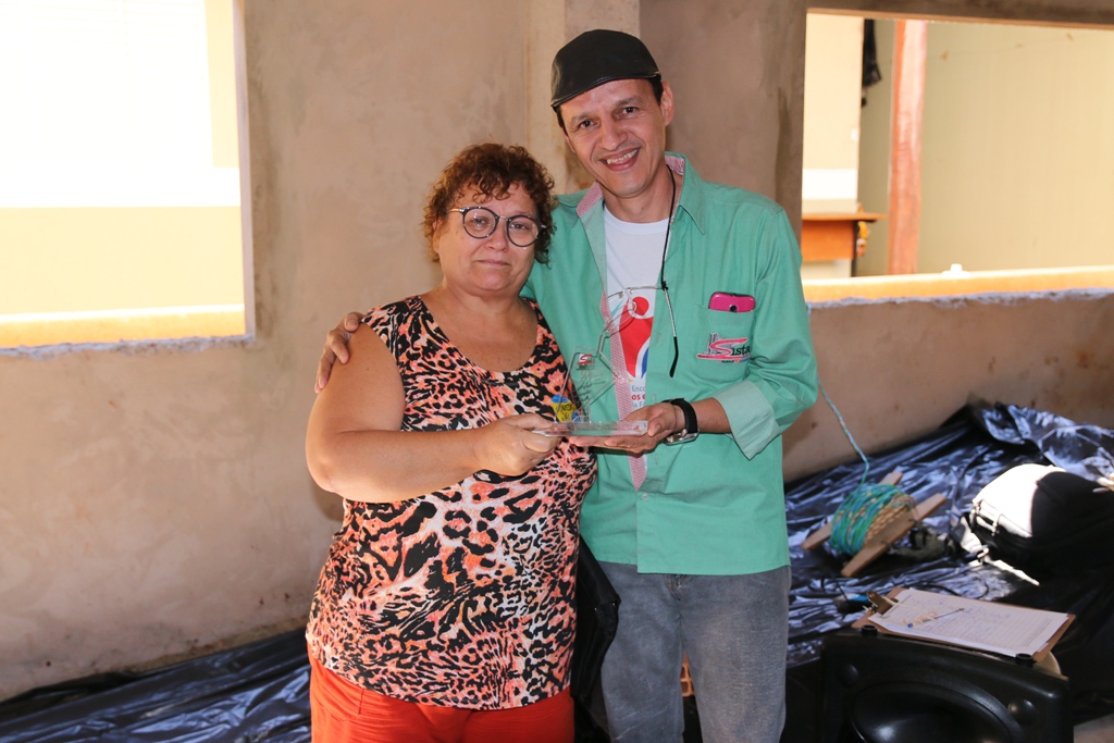 Maria Rita recebeu sua homenagem das mãos de Márcio Saravi