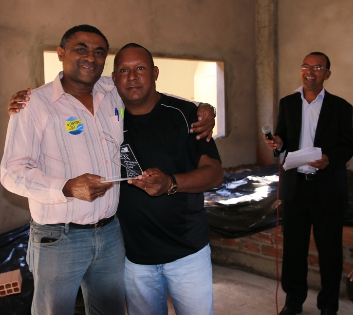 Lucivaldo Santos sendo homenageado como ex-coordenador por Juarez Tatinha