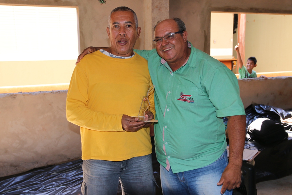 Adilson Oliveira, primeiro presidente eleito, sendo homenageado por Geraldo Rodrigues