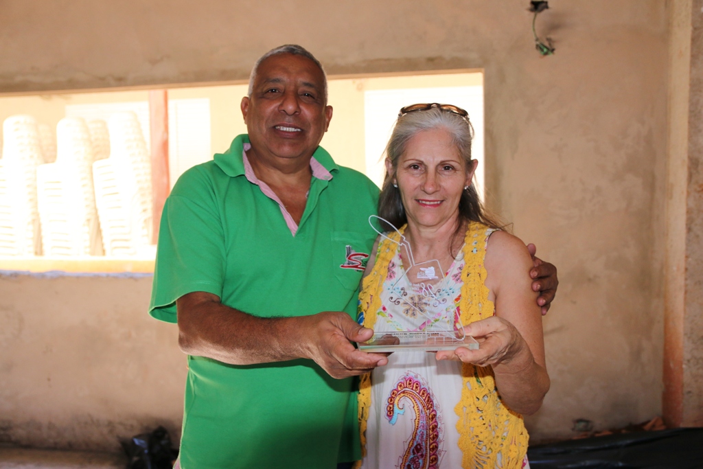 Fontinelli entrega homenagem para a ex-presidente Niversina Soares