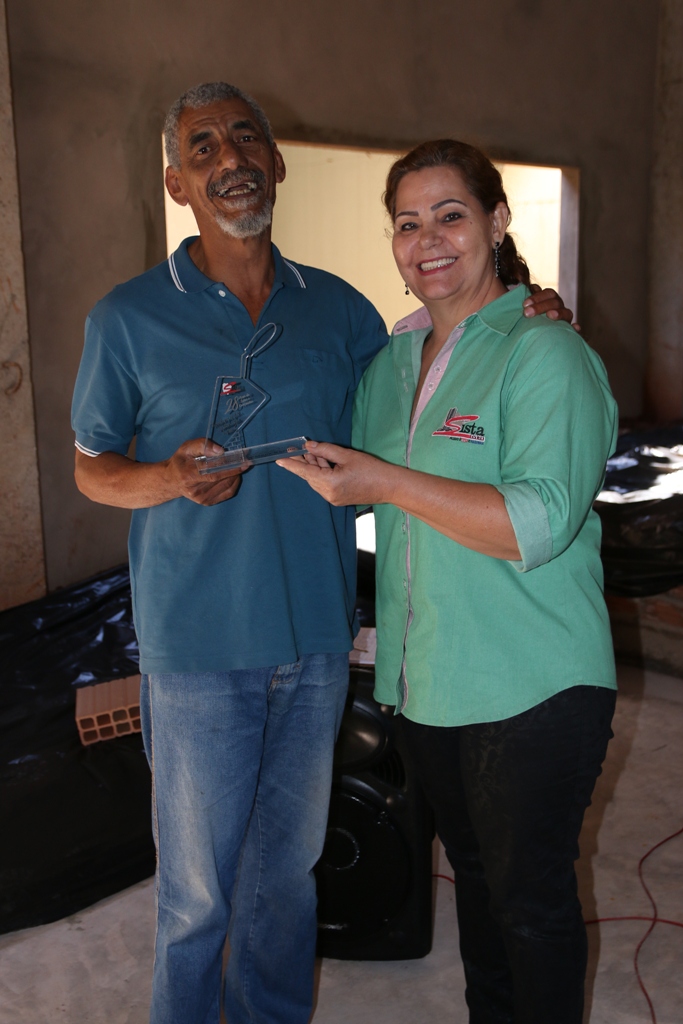 Waldevino Basílio recebendo o reconhecimento por sua militância de Sônia Santarosa