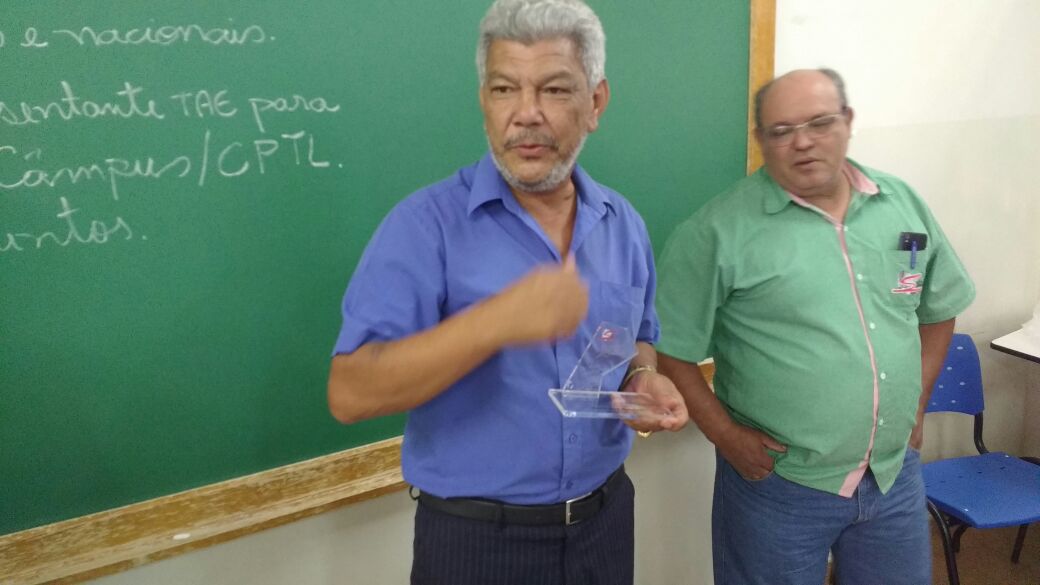 Itacil dos Santos recebe homenagem e fala da trajetória de lutas