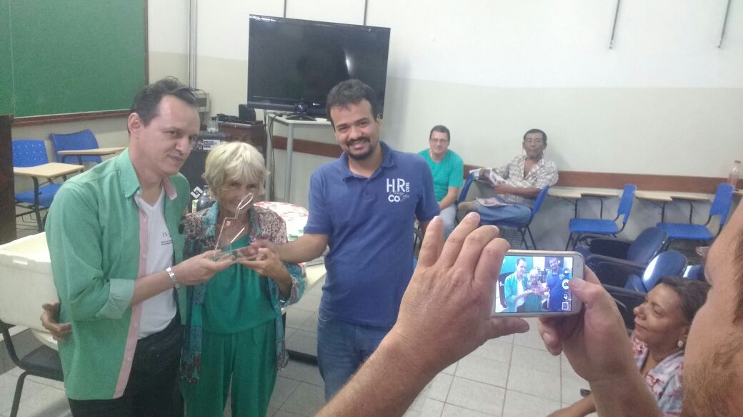 Júlia Gonzalez, de Corumbá, sendo homenageada por sua luta na UFMS