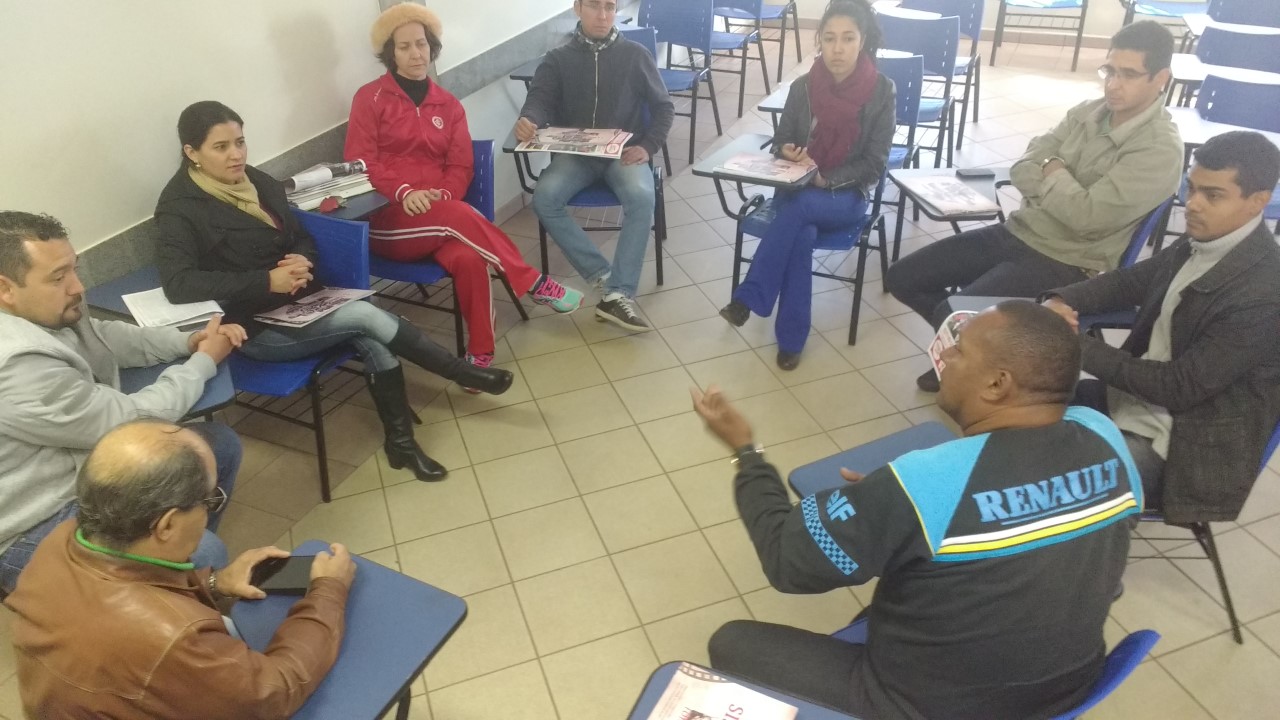 Reunião em Nova Andradina com entrega da publicação da história