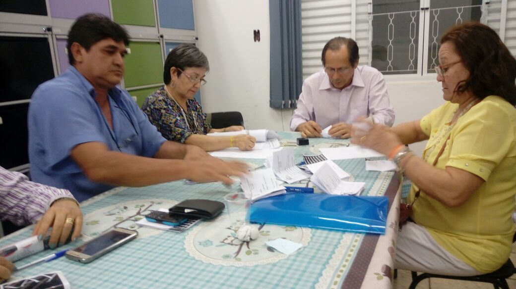 Colégio Eleitoral e colaboradores durante a contragem dos votos