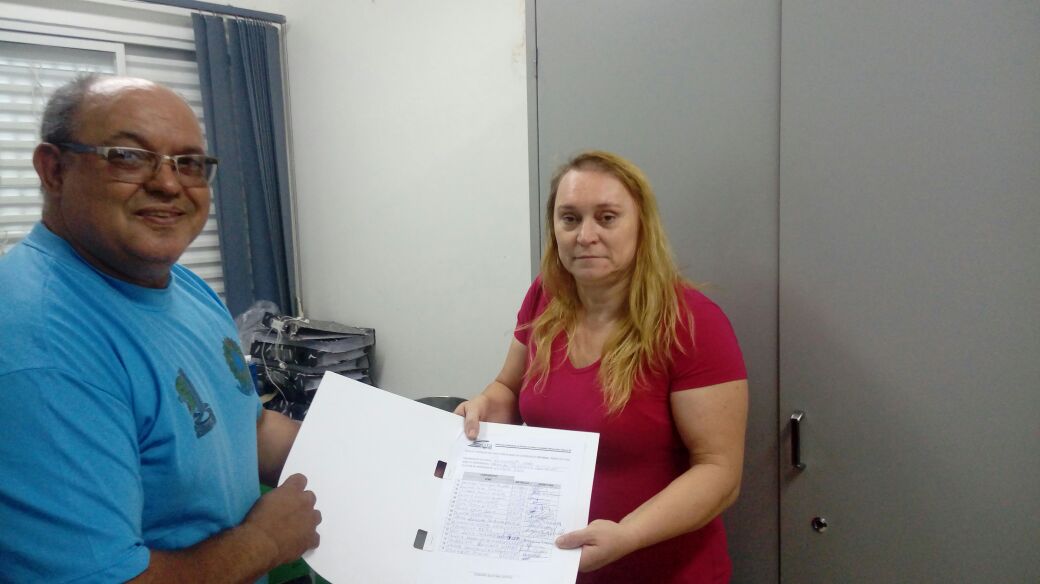 Geraldo Rodrigues entrega ficha para a presidente da comissão